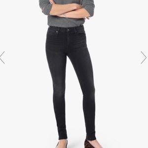 SOLD ❤️ Joe’s Jeans Icon Skinny